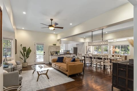 Connect your phone to the Bluetooth capable Klipsch speaker system, pop open a bottle of wine, relax... you're on vacation!