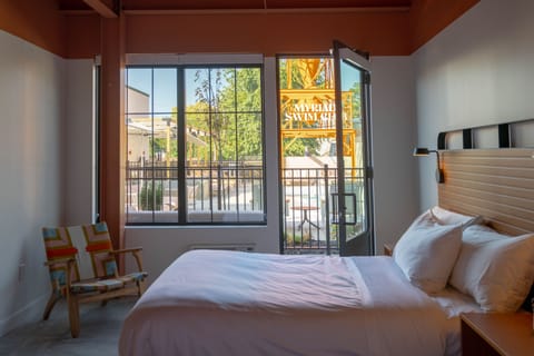 Premium bedding, in-room safe, desk, laptop workspace