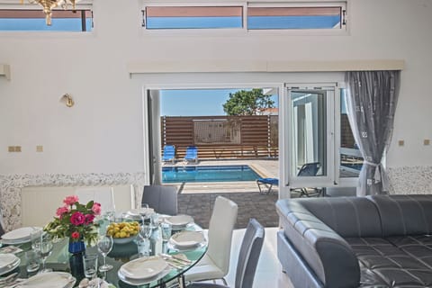 Villa, 4 Bedrooms, Private Pool, Garden View | Outdoor dining