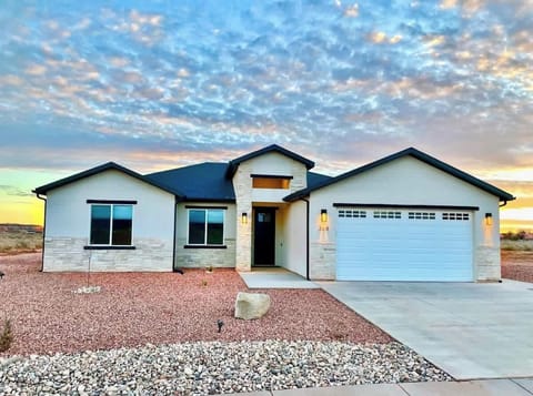 Unlock breathtaking views at Desert Skies Escape. This modern 3BR/2BA home is calling your name! Located in one of Kanab's newest developments, this stunning home offers a hot tub and more, and is within minutes of downtown.
