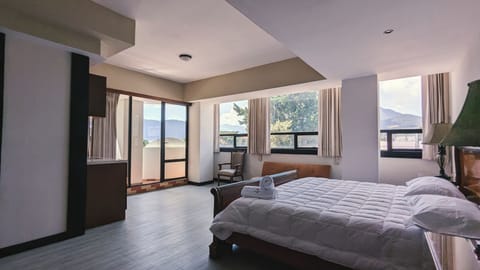 Junior Studio Suite | Premium bedding, down comforters, desk, laptop workspace