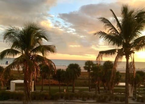 Sunset Royale - 300, Tropical Sands Accommodations