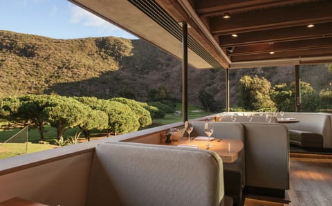 3 restaurants; breakfast, lunch, and dinner served