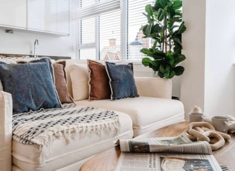 32-inch flat-screen TV with cable channels, TV