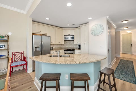 Fully equipped kitchen with bar seating for 2.