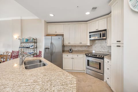 Beautiful fully equipped kitchen.