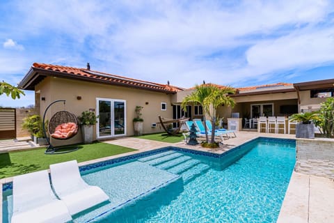 Luxury & New ~ 5*Location ~ Pool ~ Outdoor Kitchen (11114)
