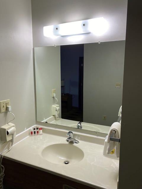 Separate tub and shower, free toiletries, hair dryer, towels