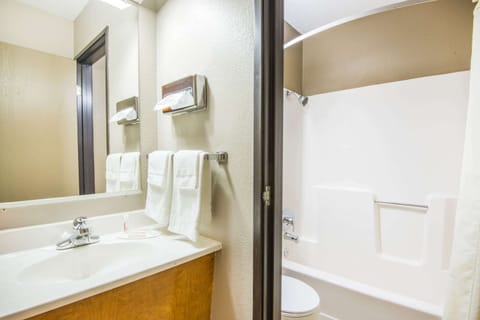 Separate tub and shower, towels