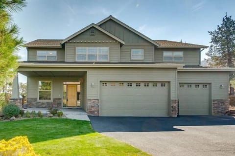 Welcome to Highland Meadow Loop! A five-bedroom beauty on a quiet street in the heart of Eagle Crest.
