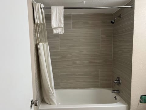 Deep soaking bathtub