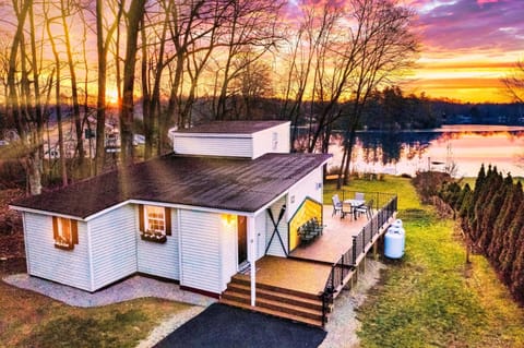[Lakefront] Where Twilight Meets Dawn: Revel in the Tranquility of The Lakefront Retreat.