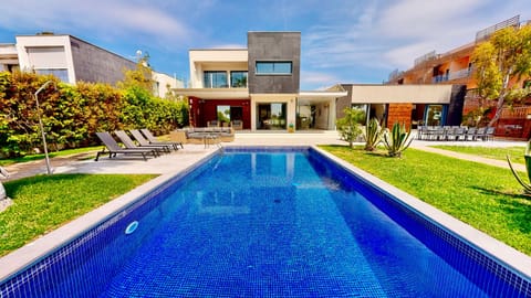 Luxury villa Les Oliveres (Costa Dorada) with pool, garden and sea view.