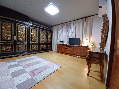 Family Townhome | 3 bedrooms, iron/ironing board