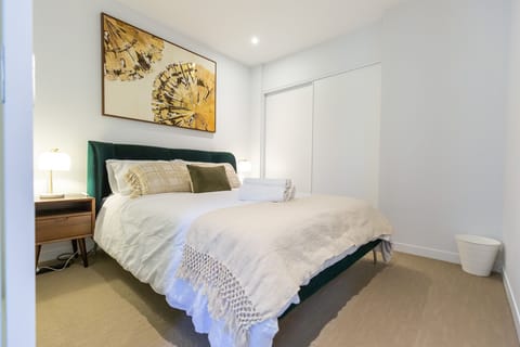Comfortable Queen Size bed in Melbourne, Apartment 