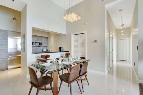 Elegance in Every Seat: A Beautiful Dining Area for Six