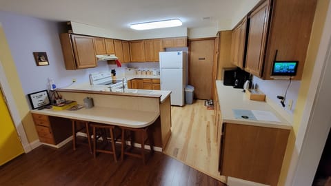 Kitchen - Seating for 3 at Counter