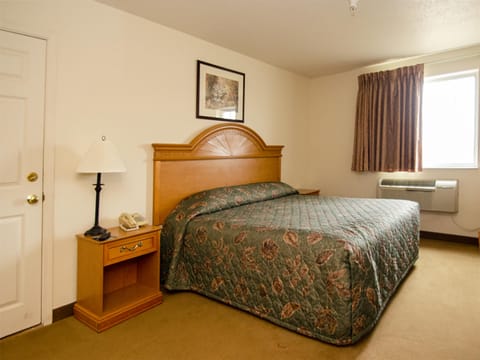 Premium bedding, iron/ironing board, free WiFi, bed sheets