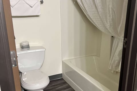 Combined shower/tub, deep soaking tub, free toiletries, hair dryer
