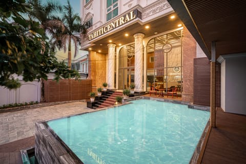Indoor/outdoor pool