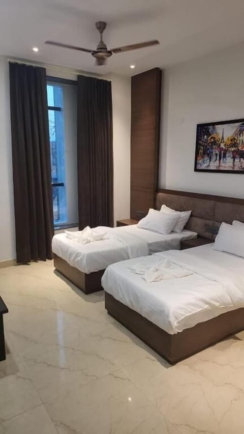 Deluxe Room | In-room safe, laptop workspace, iron/ironing board, rollaway beds