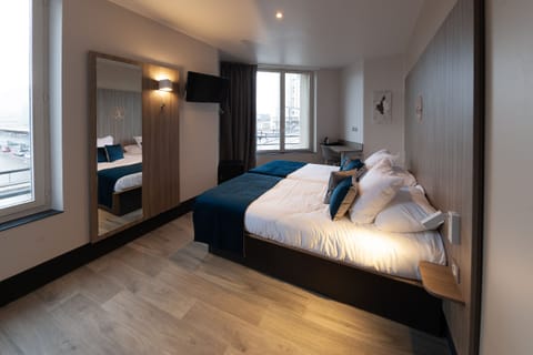 Deluxe Twin Room | In-room safe, individually furnished, desk, laptop workspace