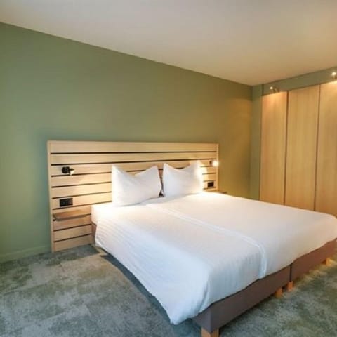 Standard Apartment | Hypo-allergenic bedding, desk, blackout drapes, free WiFi