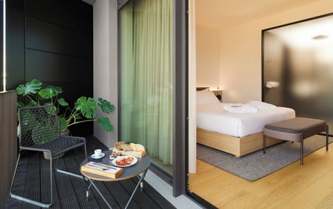 Junior Room | Premium bedding, down comforters, memory foam beds, minibar