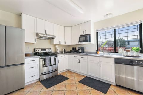 Prepare your delicious meal in our fully equipped kitchen that has the basic things you need, from pots and pans to coffee and tea.