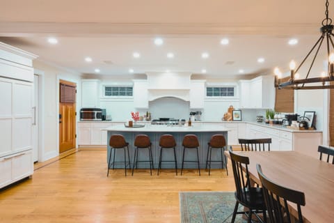 Large Island with Seating for 4