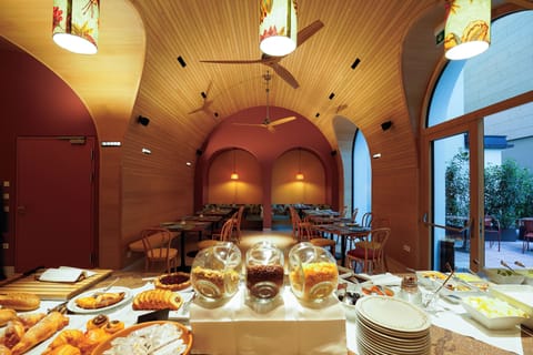 Free daily buffet breakfast