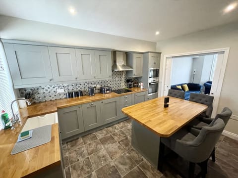 Classic Apartment, Private Bathroom | Shared kitchen