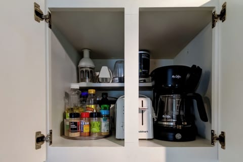 Additional small appliances for guest use