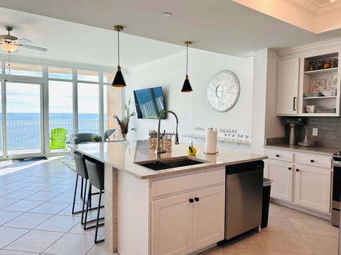 COOK AND VIW THE OCEAN