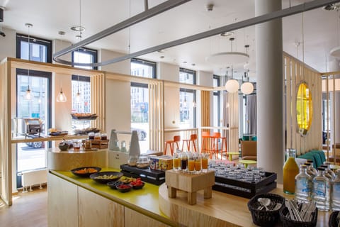 Daily continental breakfast (EUR 17 per person)