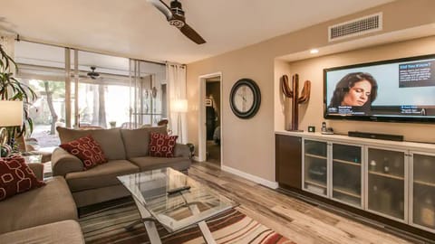 Studio (2 Bedrooms) | Living room