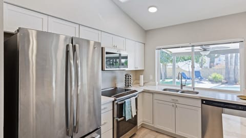 Studio (4 Bedrooms) | Private kitchen | Fridge, microwave, oven, blender