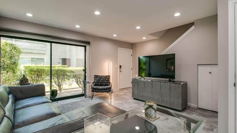 Studio (2 Bedrooms) | Living area