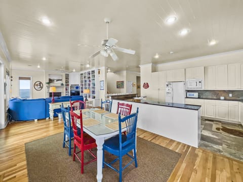 Table and bar seating for all guests (12), just next to the kitchen