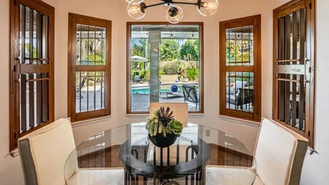Studio (4 Bedrooms) | In-room dining