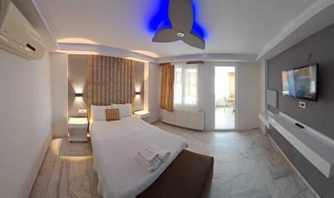 Family Room | Premium bedding, desk, free WiFi, bed sheets