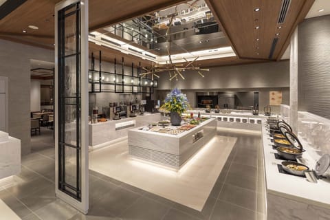5 restaurants; lunch and dinner served