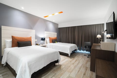 Deluxe Dos Camas | Premium bedding, in-room safe, desk, blackout drapes