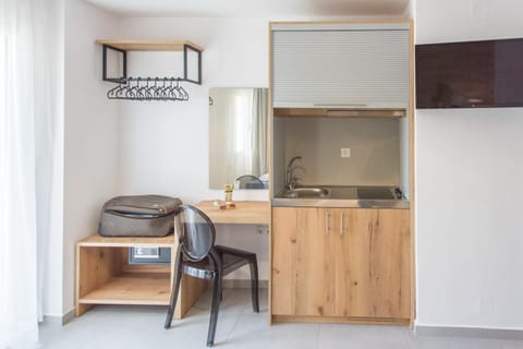 Superior Studio, Pool View | Private kitchenette | Fridge, stovetop, coffee/tea maker, electric kettle