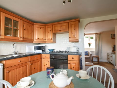 Fridge, cookware/dishes/utensils