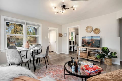 House, Multiple Beds, Patio, Garden View (417 Park St.) | Dining