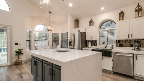 House (4 Bedrooms) | Private kitchen | Fridge, microwave, oven, blender