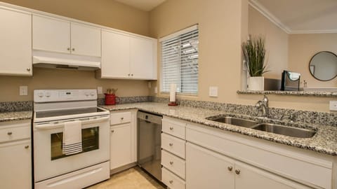 Studio (1 Bedroom) | Private kitchen | Fridge, microwave, oven