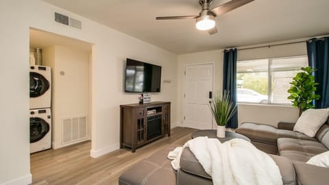 Studio (2 Bedrooms) | Living area