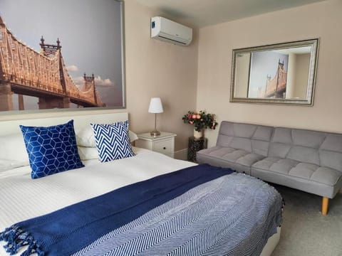 Deluxe Double Room | Iron/ironing board, free WiFi, bed sheets